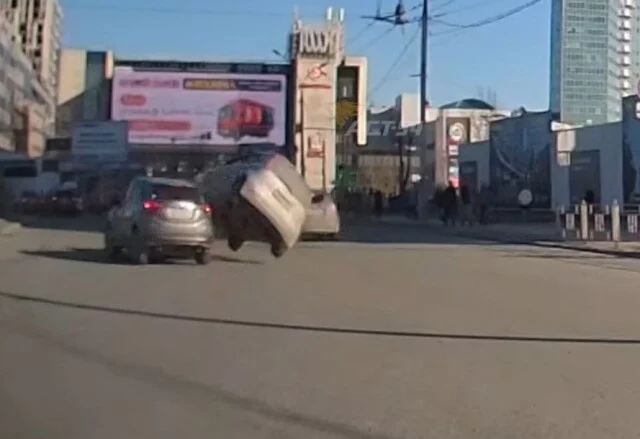  Автомобиль перевернулся в результате ДТП в Новосибирске