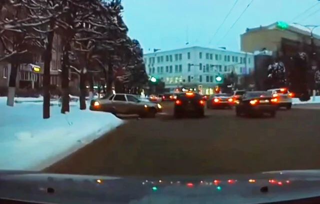  &laquo;Выезжал со двора навстречу потоку&raquo;: &laquo;Лада&raquo; и иномарка столкнулись в Чебоксарах