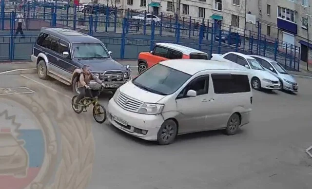  10-летний ребенок на велосипеде пострадал во дворе дома в Комсомольске-на-Амуре
