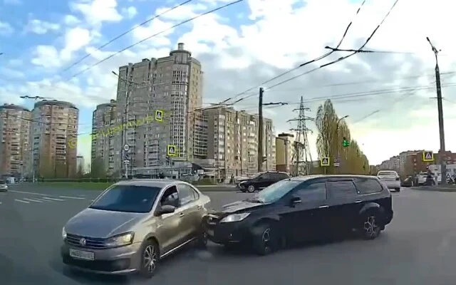  Не дал завершить маневр? Кто виноват в ДТП на перекрестке в Чебоксарах?