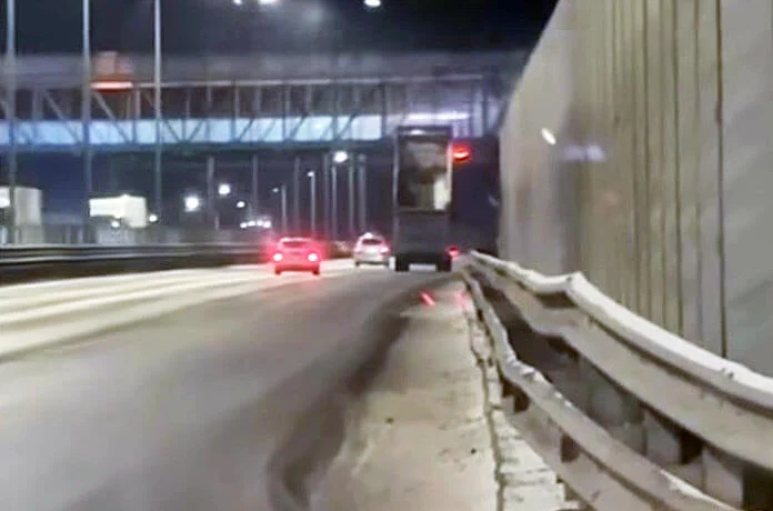  Самосвал снёс пешеходный мост на трассе М-4 в Ростовской области