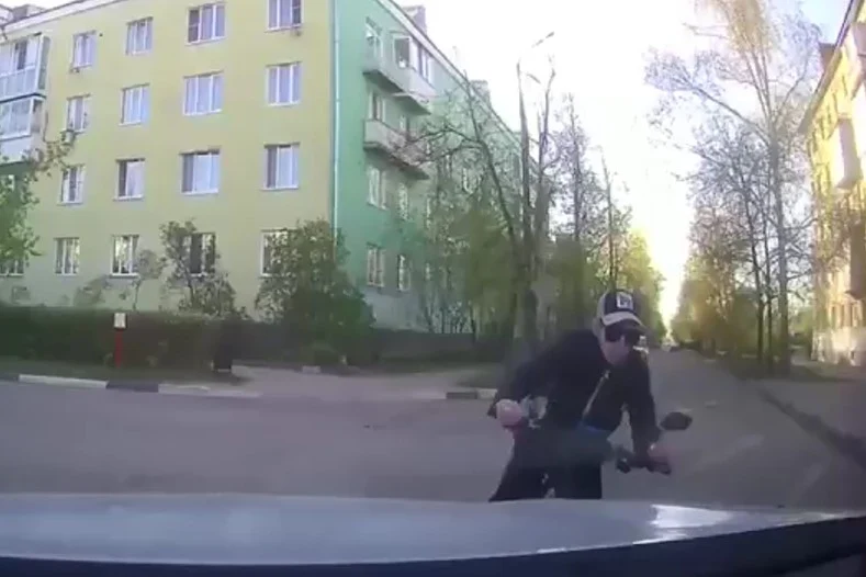  В Дзержинске велосипедист не вписался в поворот и столкнулся с автомобилем