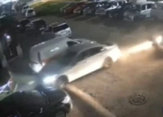  В Красноярске водитель седана &laquo;эффектно&raquo; въехал во двор, подбив несколько автомобилей