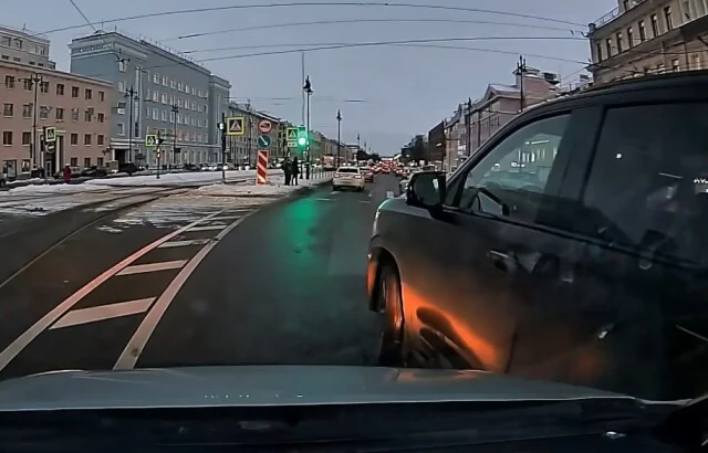  &laquo;Водитель &laquo;Кадиллака&raquo; скрылся&raquo;: конфликт на дороге в Петербурге