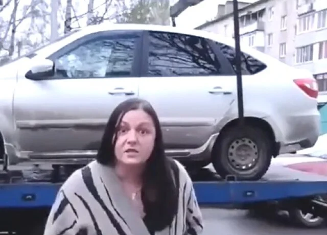  Женщина перекрыла выезд и очень расстроилась, когда её машину эвакуировали