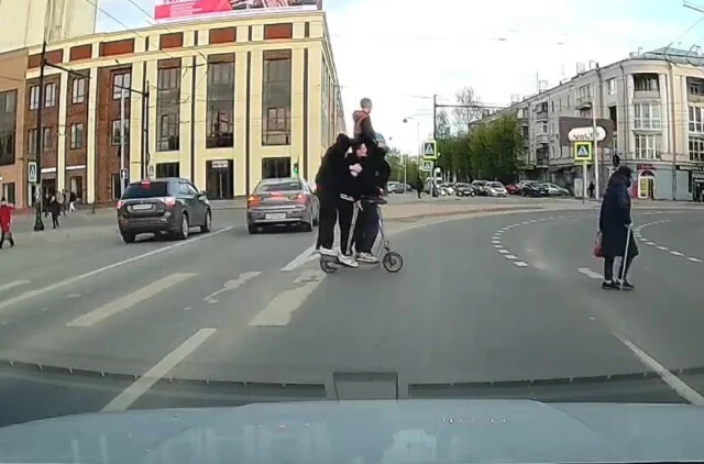  В Иванове молодые люди вчетвером ехали на одном электросамокате