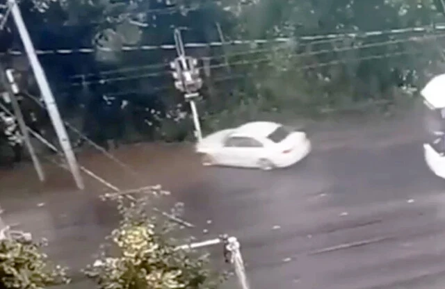  В Уфе BMW вылетел с дороги, врезался в столб и загорелся