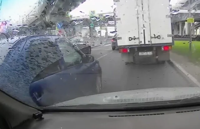  ДТП в Петербурге: водитель &laquo;Логана&raquo; хотел повернуть направо и подставил бок