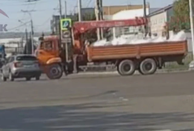  В Красноярске водитель кроссовера проехал на красный и попал под КамАЗ