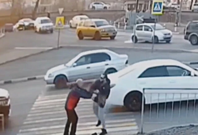  Во Владивостоке водитель избил пожилого пешехода, который случайно коснулся его машины