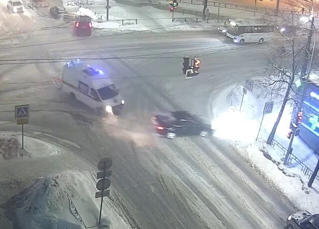  Легковой автомобиль влетел в аптеку после столкновения со скорой в Петрозаводске