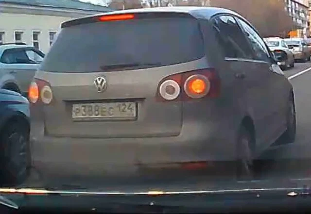  Водитель &laquo;Фольксвагена&raquo; скрылся с места ДТП в Красноярске