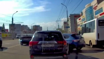 &laquo;Дерзости не оценил&raquo;: Subaru и Mitsubishi не поделили полосу в Омске