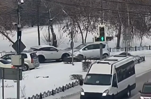  Лобовое столкновение в Улан-Удэ: кроссовер выезжал с парковки и не пропустил хетчбэк