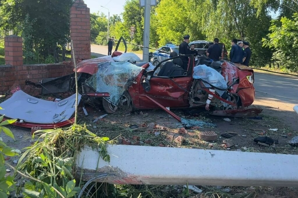 &amp;#171;В машине было 6 человек&amp;#187;: в Иванове пьяная компания на Kia Rio врезалась в столб