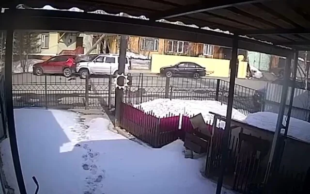  Авария в Лабытнанги: водитель не справился с управлением и врезался в два припаркованных автомоб