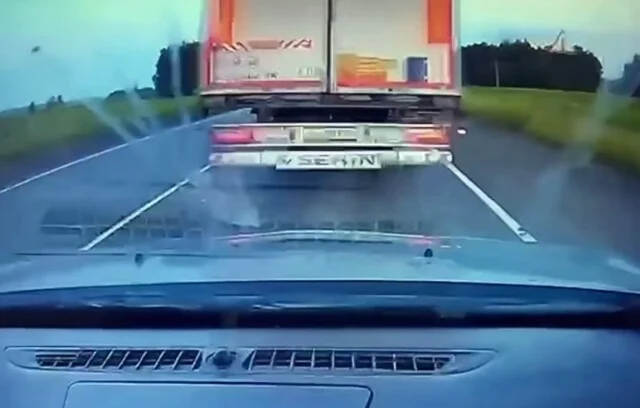  Chevrolet Cruze на полном ходу врезался в фуру на трассе &laquo;Иртыш&raquo;