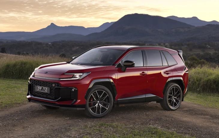 Toyota может вернуть некоторые физические кнопки в салон RAV4