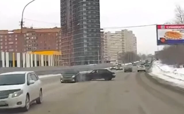  &laquo;Скрутили номера и уехали&raquo;: дрифт на дороге в Новосибирске привёл к ДТП