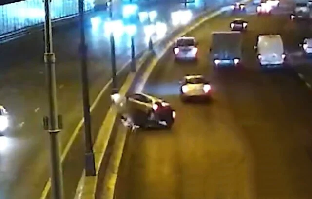  На МКАД водитель автомобиля пытался пролететь через срез асфальта и врезался в столб