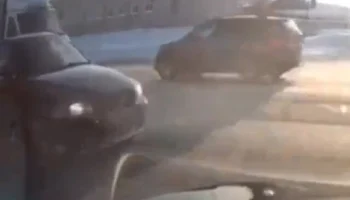  &laquo;Проехал на красный&raquo;: два автомобиля столкнулись на перекрестке в Нижнем Новгороде