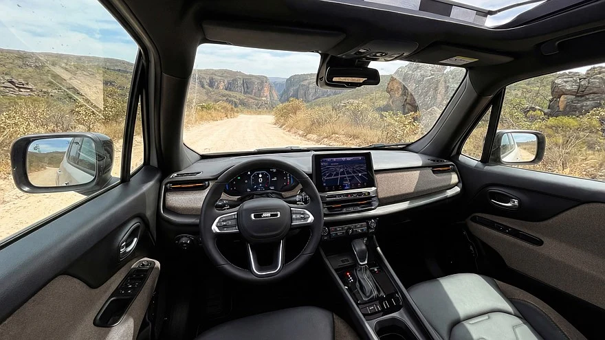 На фото: салон обновлённого Jeep Renegade Sahara