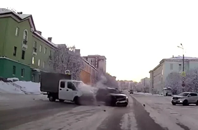  В Мурманске водитель &laquo;Дастера&raquo; выехал на перекресток на красный и подбил &laquo;Газель&raquo;