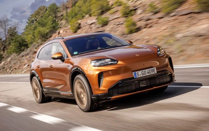 Обновки для Porsche Cayenne Electric: аудиомассаж, электродвери и зарядка без розетки