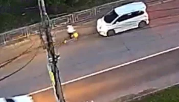  В Красноярске самокатчик двигался по встречной полосе и врезался в автомобиль