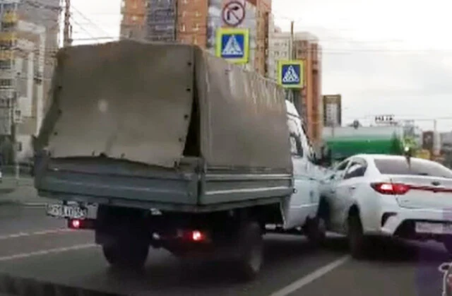  Что это было? &laquo;Газель&raquo; и Kia столкнулись на светофоре в Красноярске