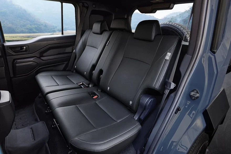 На фото: салон Toyota Land Cruiser FJ