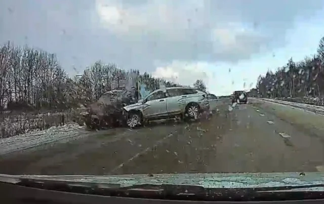  Отвлекся на телефон? Два автомобиля столкнулись на трассе под Чебоксарами