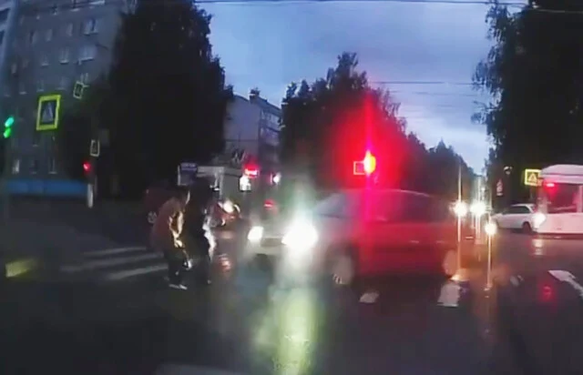  &laquo;Лада Гранта&raquo; сбила пожилых пешеходов в результате ДТП на перекрестке в Чебоксарах