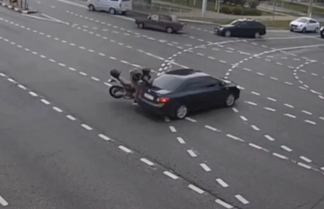  В Белгороде водитель &laquo;Тойоты&raquo; проехал перекресток на красный и столкнулся с мотоциклом