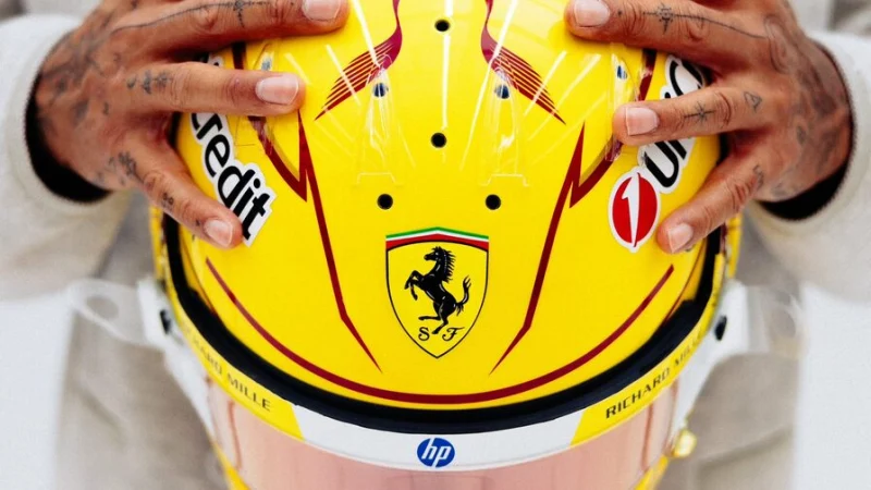 Льюис Хэмилтон показал новый шлем для выступлений за Ferrari