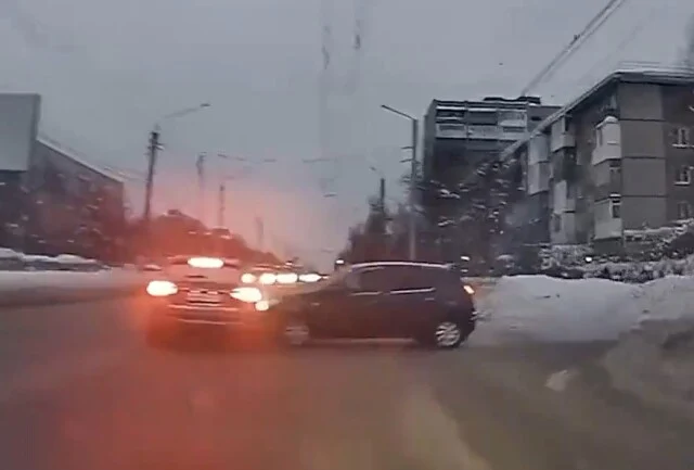  &laquo;Выезжала со двора&raquo;: женщина спровоцировала массовое ДТП в Дзержинске