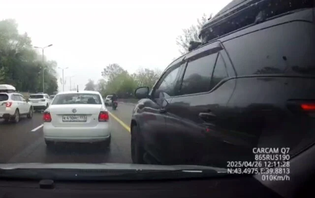  &laquo;Плюнул и уехал&raquo;: в Сочи водитель внедорожника скрылся с места ДТП