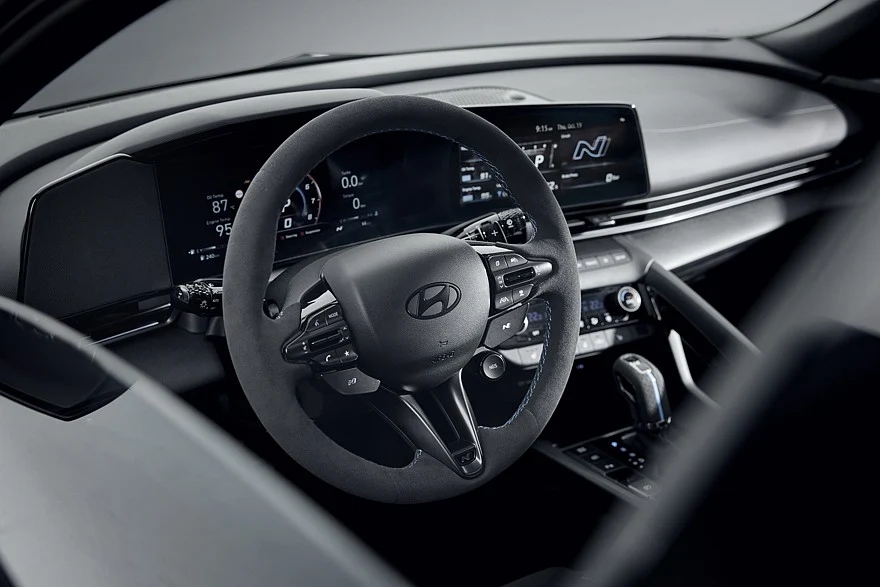 На фото: салон Hyundai Elantra N Monochrome