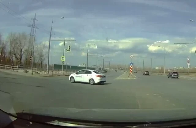  Автомобиль службы доставки попал в жесткое ДТП на перекрестке в Самаре