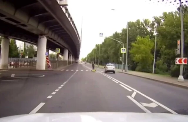  В Москве автомобиль Росгвардии сбил девушку на электросамокате