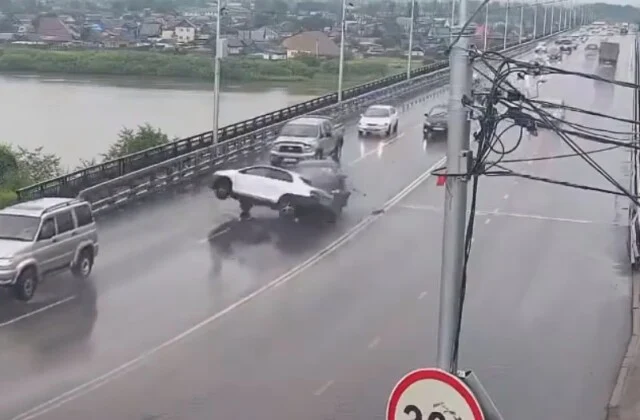  Легковой автомобиль занесло на скользкой дороге на Селенгинском мосту в Улан-Удэ