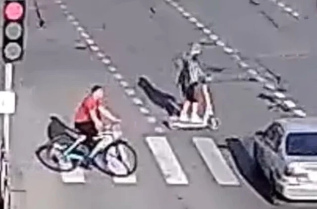  В Красноярске водитель легкового автомобиля проехал на красный и сбил самокатчика