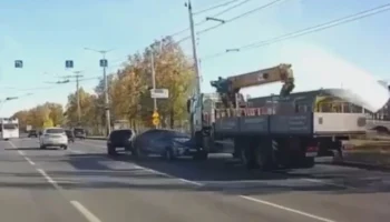  В Чебоксарах водитель манипулятора перестраивался в правую полосу и подбил две легковушки