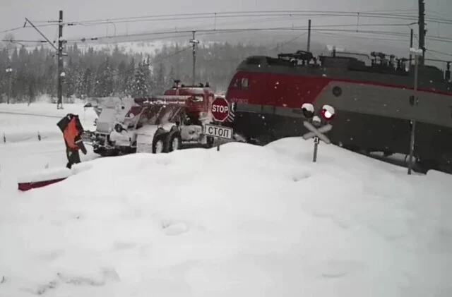  ДТП на железнодорожном переезде в Красноярском крае: КамАЗ проехал на красный и столкнулся с пое