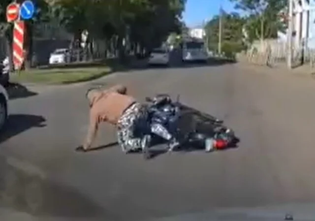  В Краснодаре байкер не удержал на дороге стального &laquo;коня&raquo; и оказался на асфальте