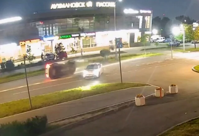  Каршеринговый автомобиль опрокинулся в результате ДТП в Москве