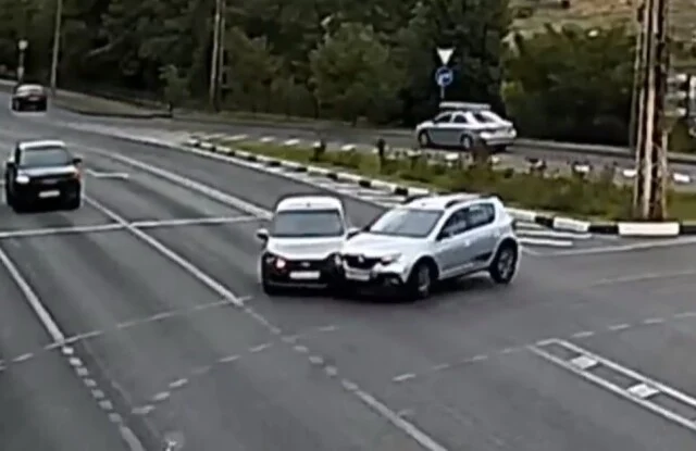  &laquo;Выехал на перекресток на красный&raquo;: Lada Granta и Renault Sandero столкнулись в Белгороде