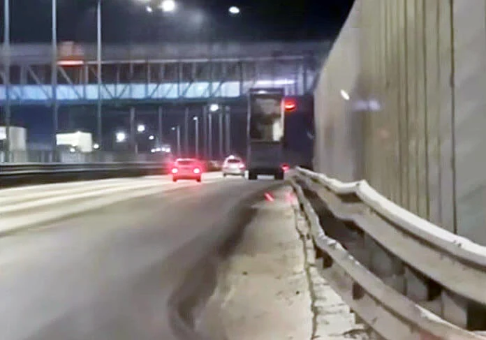  Самосвал снёс пешеходный мост на трассе М-4 в Ростовской области