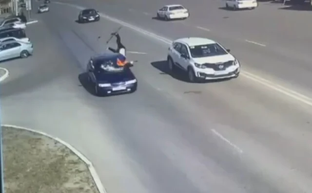  &laquo;Переходил дорогу вне пешеходного перехода&raquo;: автомобиль сбил дворника в Саянске