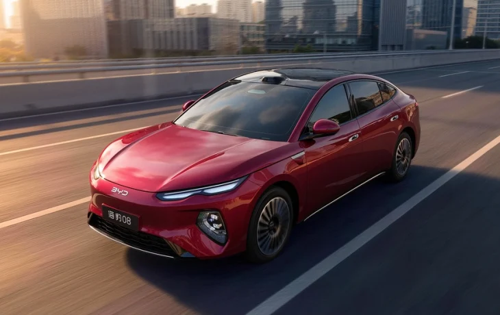 Флагманский седан BYD Seal 08 предложен с несколькими вариантами техники, есть полный привод